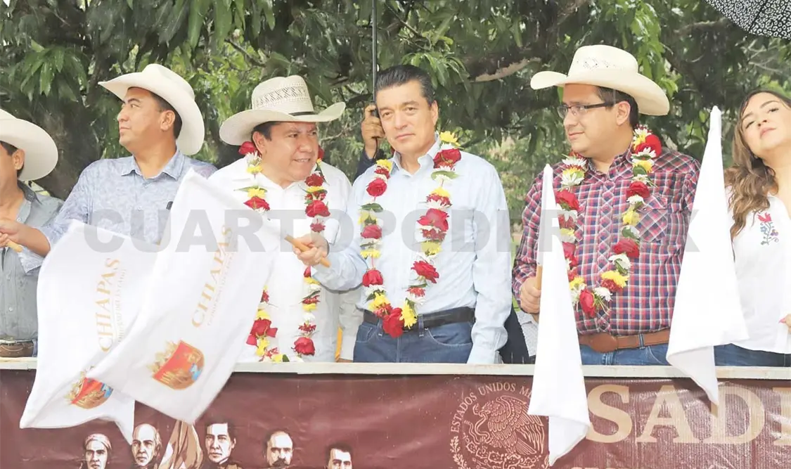 El gobernador entregó apoyos del programa Crédito Ganadero a la Palabra a productores de la Región Frailesca. CP