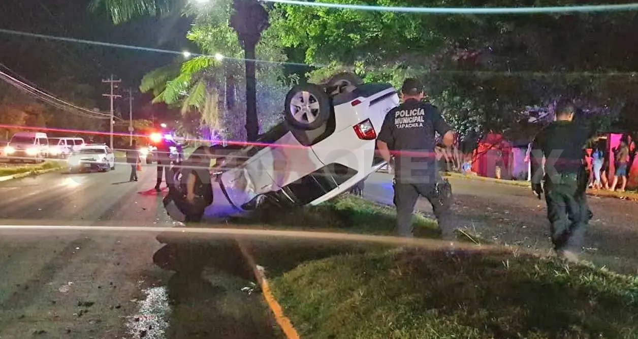 Presuntamente la volcadura ocurrió debido a que la conductora huía de un accidente que había provocado. Rafael Victorio / CP