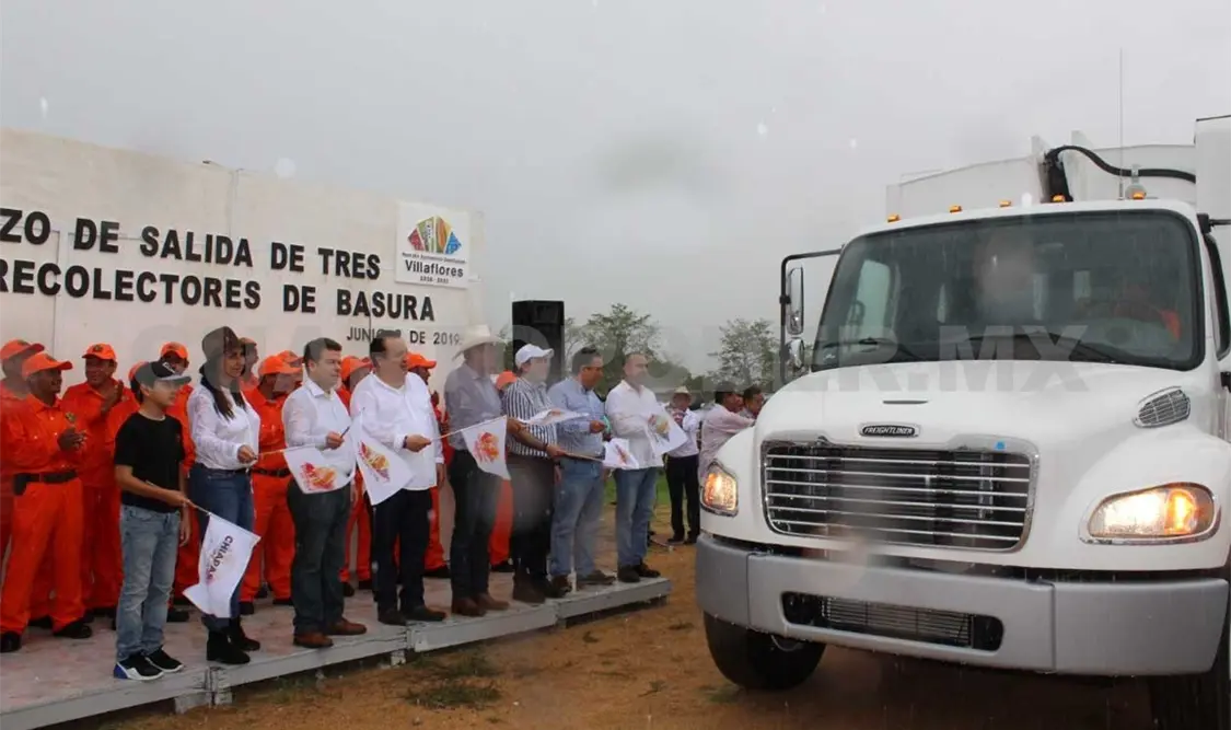 Alcalde entrega tres camiones recolectores