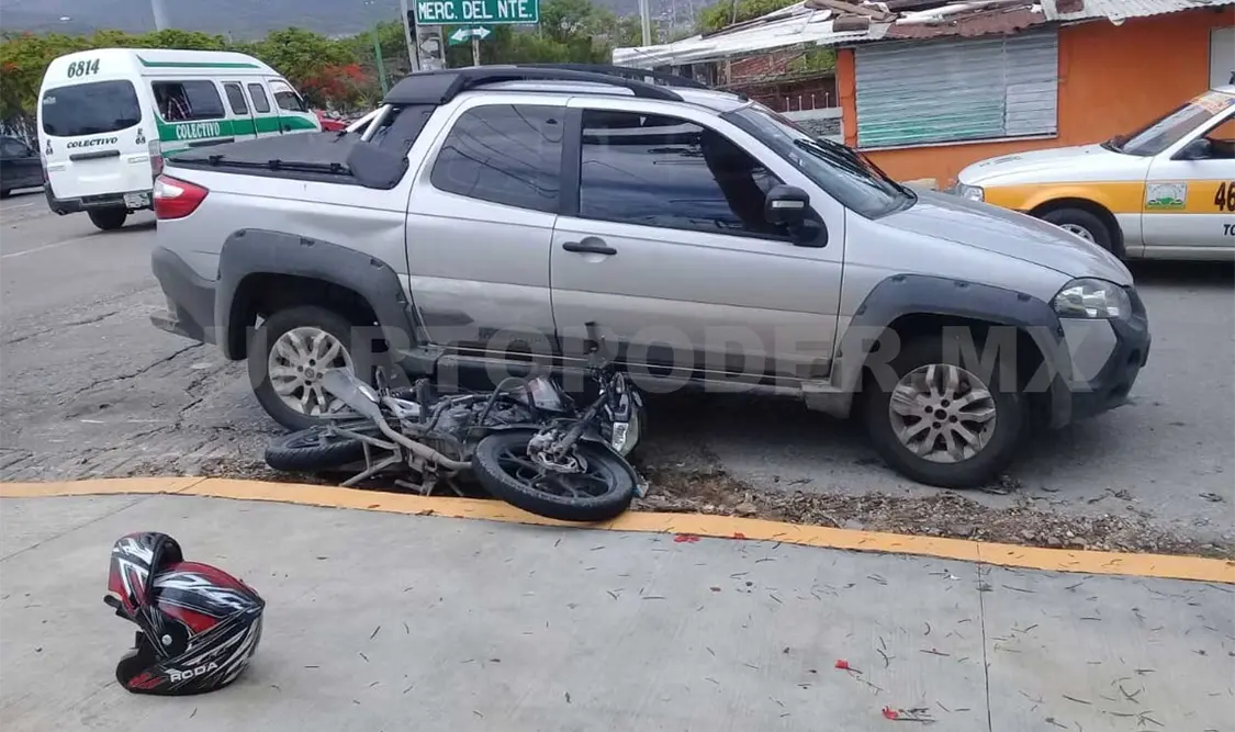 Queda lesionado al ser impactado por auto
