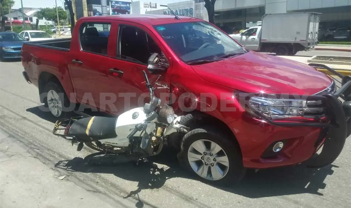 Motociclista se estrella contra lujosa camioneta