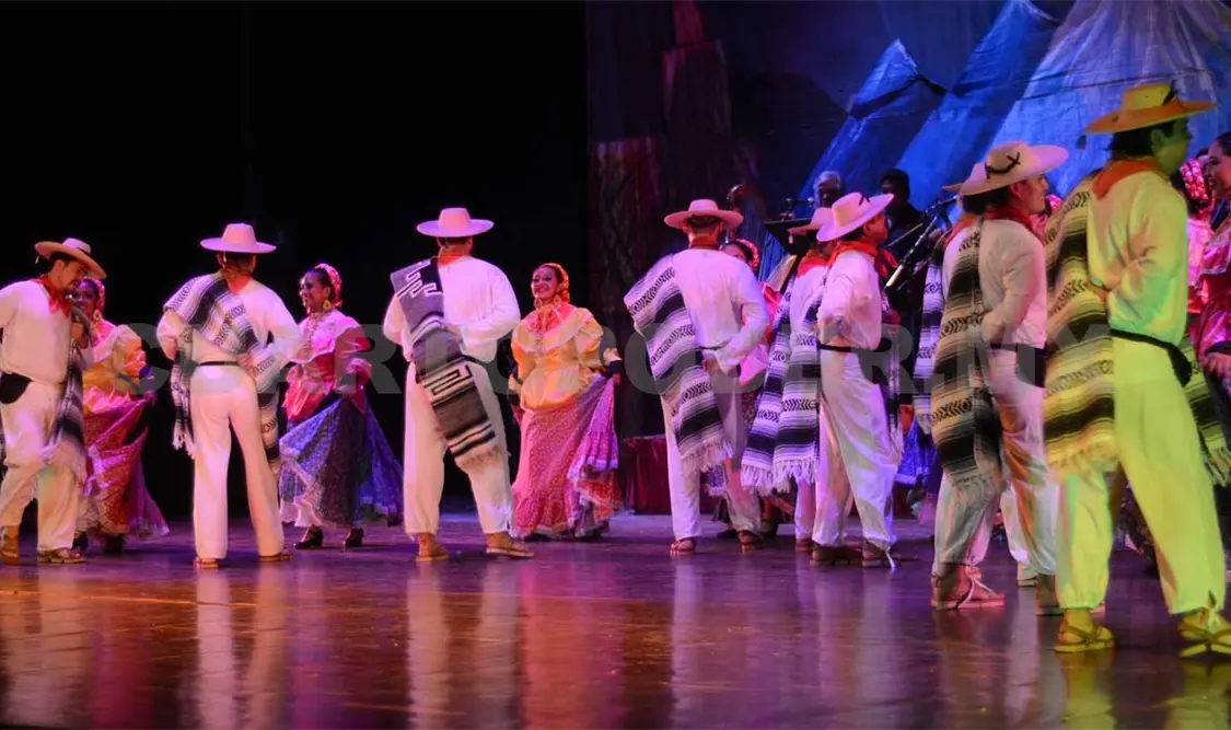 El grupo bailando “El corrido de Rosita Pérez”. Darwin Mendoza