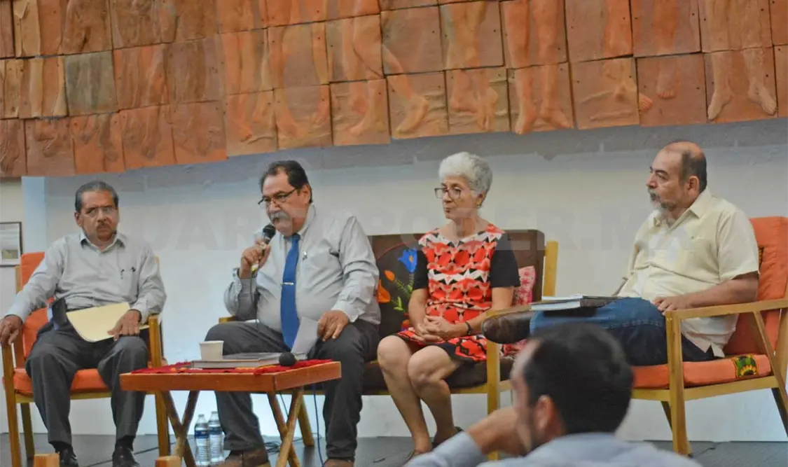 José Luis Castro Aguilar, Roberto Fuentes Cañizales, Sofía Mireles y Marco Antonio Orozco Zuart, presentadores del libro. Darwin Mendoza