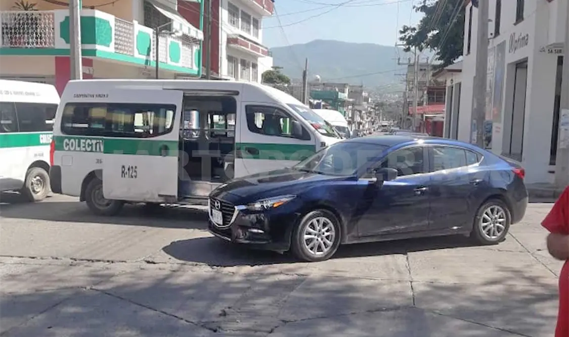 Choca colectivo y un Mazda en la zona centro de Tuxtla