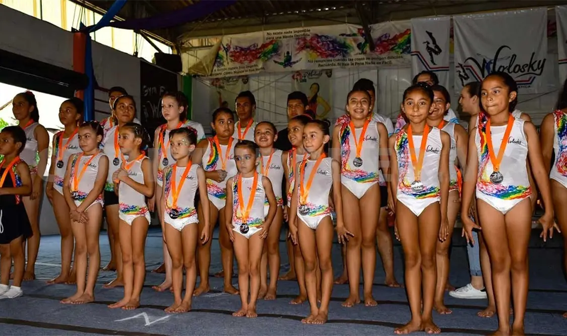 Durante el festival los alumnos desarrollaron cuadros gimnásticos-acrobáticos musicalizados. Cortesía