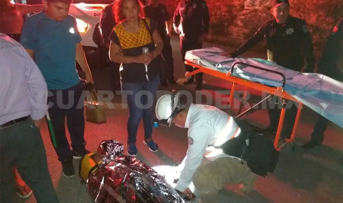 Paramédicos de Protección Civil Municipal y personal de Bomberos rescatando a las víctimas del vehículo, para después ser trasladadas a un hospital. Edberg Mayorga / CP