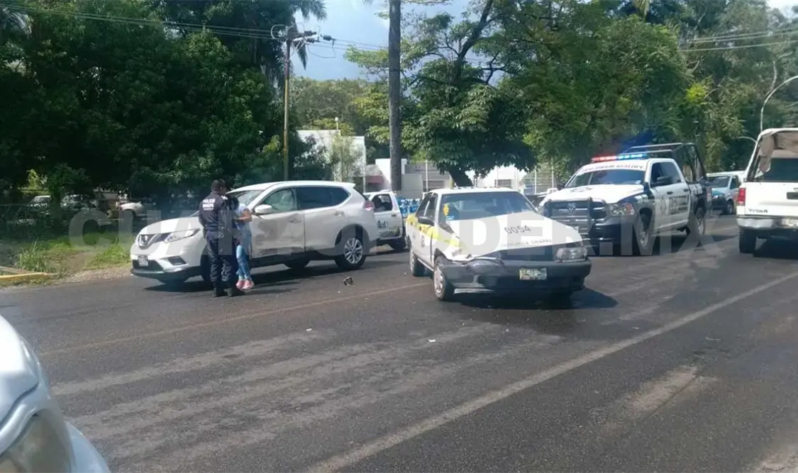 Miles de pesos en daños materiales dejó como saldo el percance automovilístico. Rafael Victorio / CP