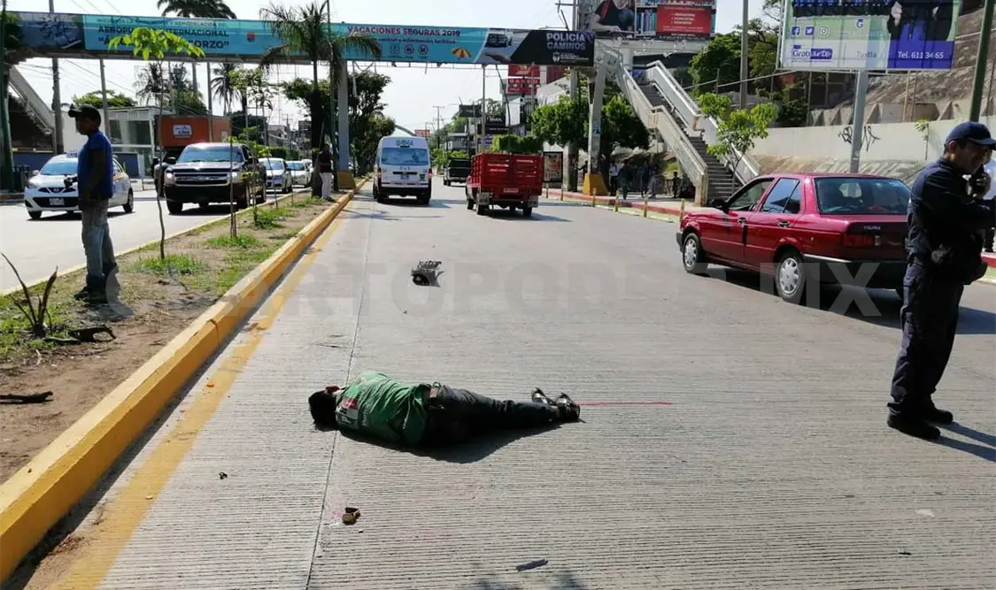 La víctima fue embestida por la unidad de pasaje, perdiendo la vida de manera instantánea, quedando sobre la cinta asfáltica en un charco de sangre. Edberg Mayorga / CP