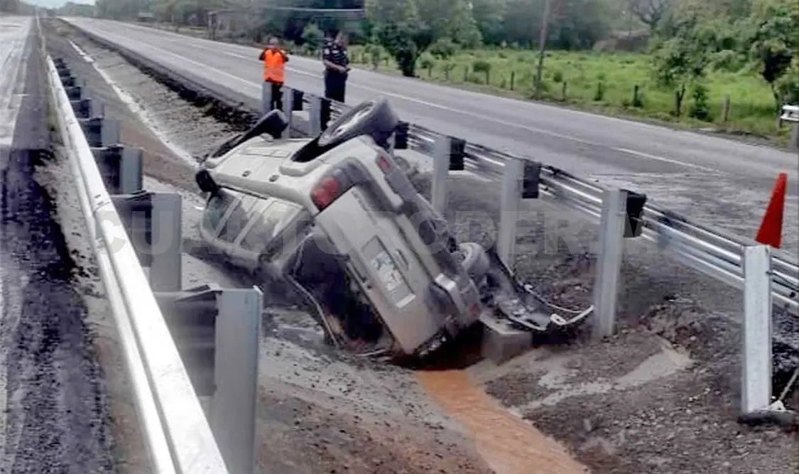 Por lluvia, vuelca camioneta