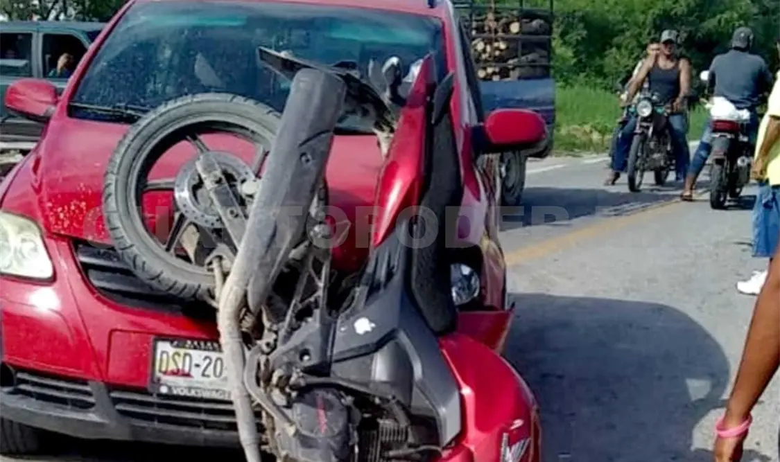 Motociclista sufre fuerte accidente