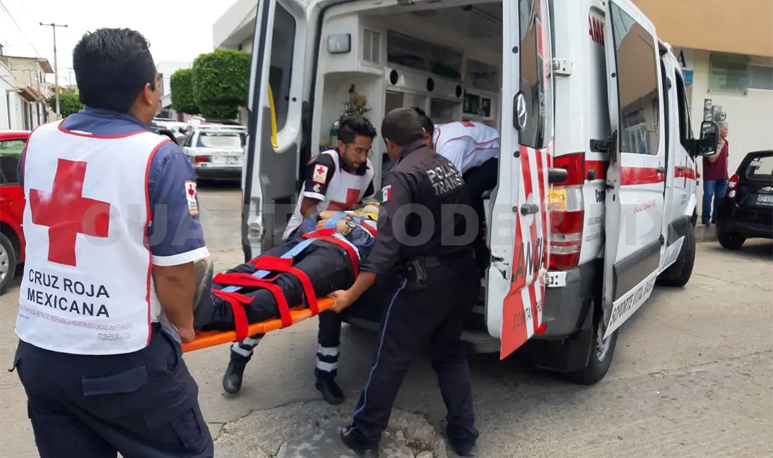 Motociclista se estrella contra una camioneta