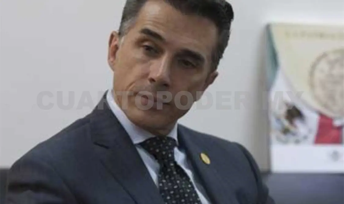 El diputado federal Sergio Mayer, en su oficina, durante la entrevista con La Jornada. Cortesía
