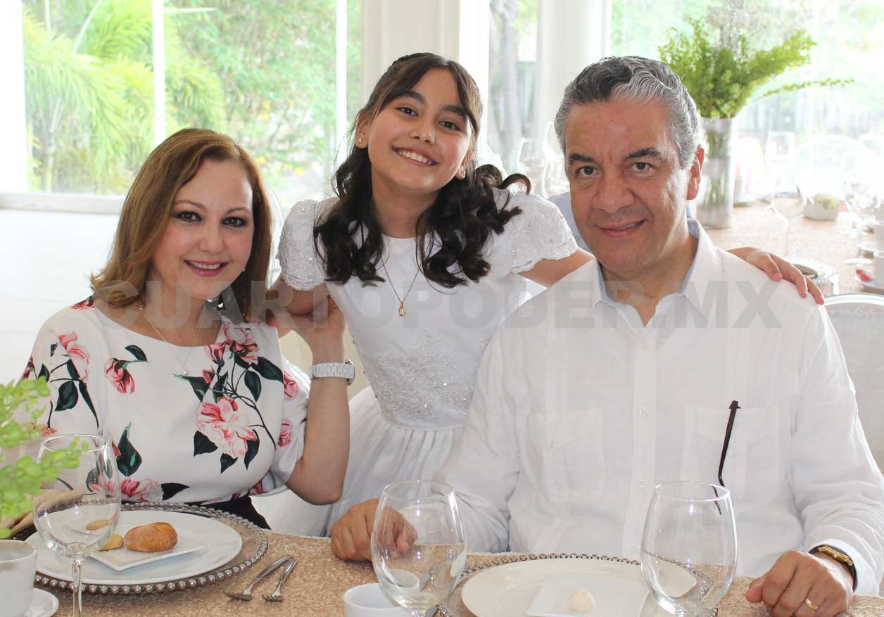 Ana Sofía hizo su primera comunión