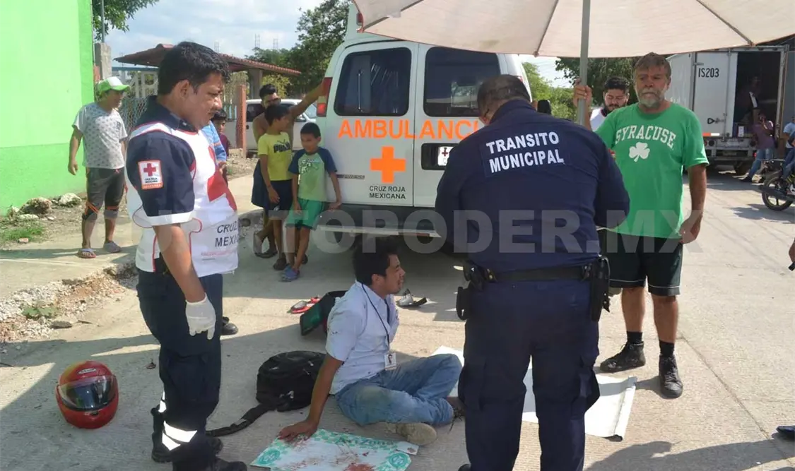 Motociclista lesionado al estrellarse en Pick up