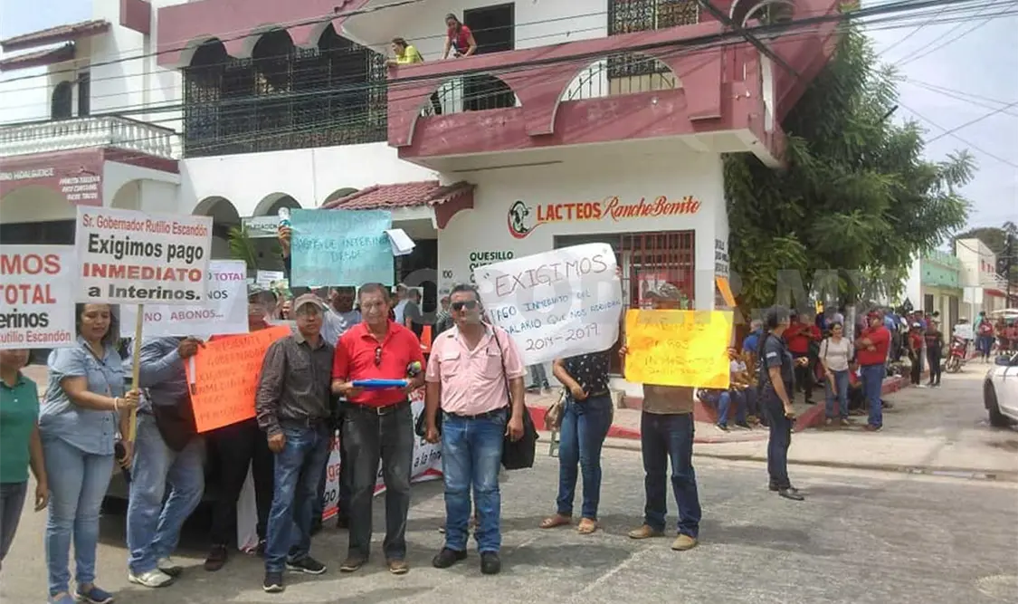 Maestros interinos toman instalaciones de Hacienda