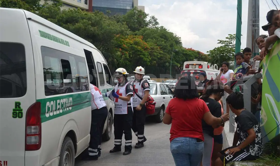 Dos menores lesionados en choque de colectivos