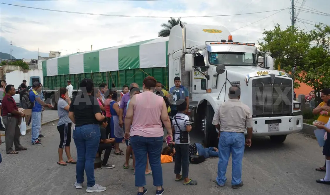 Mujer es atropellada y aplastada por un tráiler
