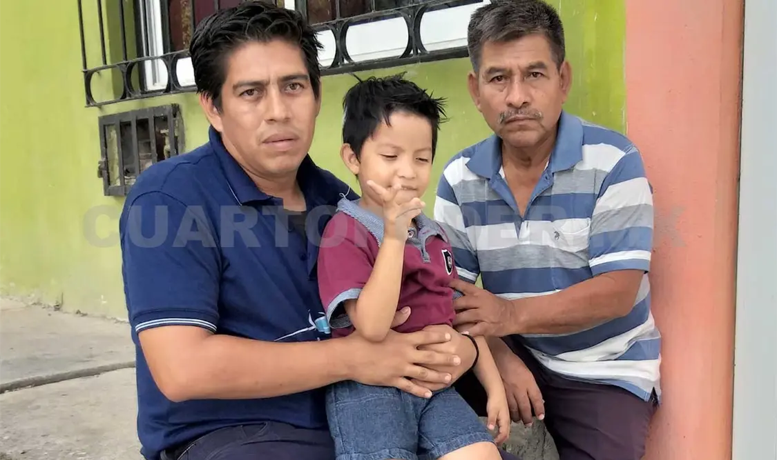 El abuelo de Agustín es quien lo acompaña a terapias y a la escuela. Lo apoya en todo momento. William Chacón / CP