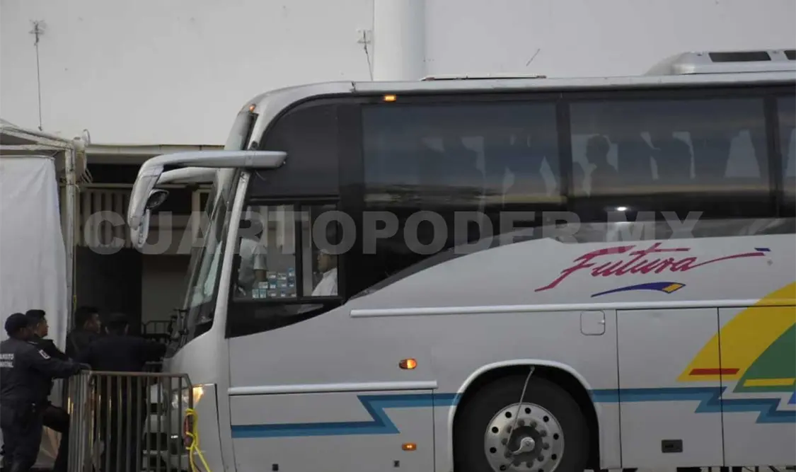 Custodiados por elementos del Inami los indocumentados descendieron de los autobuses que fueron rentados para su traslado. Guillermo Ramos / CP
