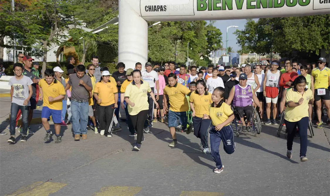 Los pequeños de la Fundación Pro Down brindaron un emotivo inicio de la justa atlética de este domingo. Guillermo Ramos/CP
