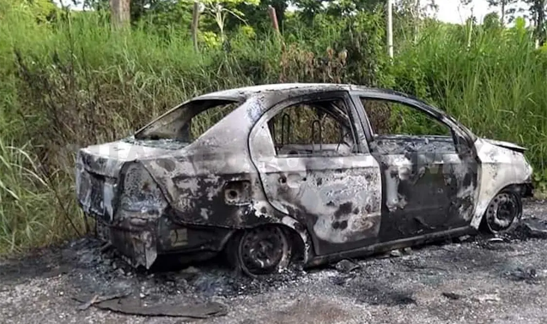 La unidad en que viajaban los oficiales fue incendiada por la enardecida turba luego de que la víctima se quejara con los comuneros. CP