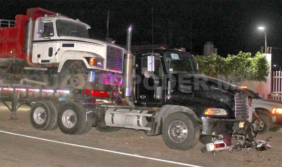 Motociclista muere al ser arrollado por tráiler
