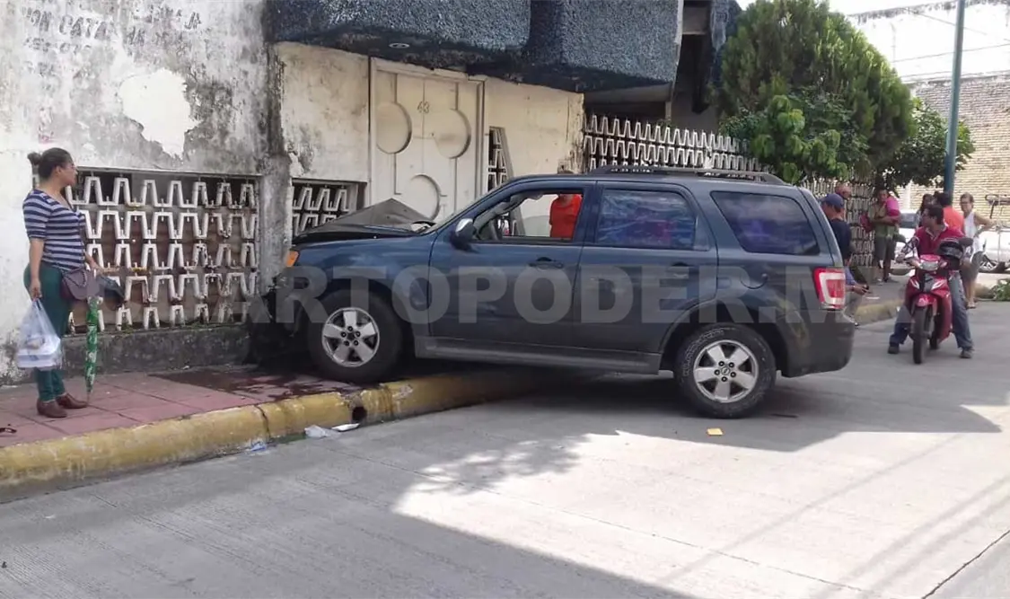 Roban 40 mil pesos en un fuerte choque