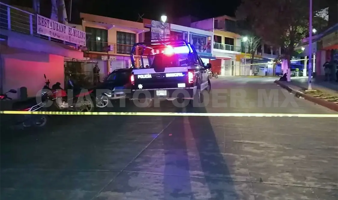 Lo atacan a balazos y muere en la banqueta