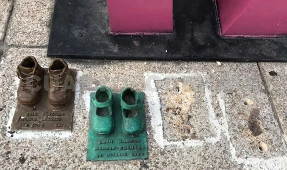 Roban 8 réplicas de zapatitos de bronce de Guardería ABC