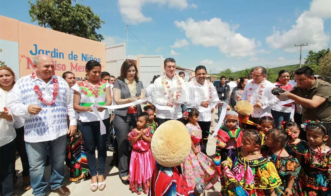 Alentamos a niños a seguir estudiando
