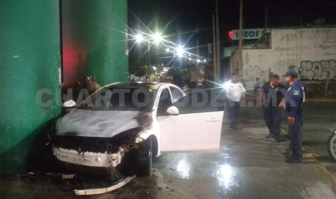 Se incendia vehículo al impactarse en un muro