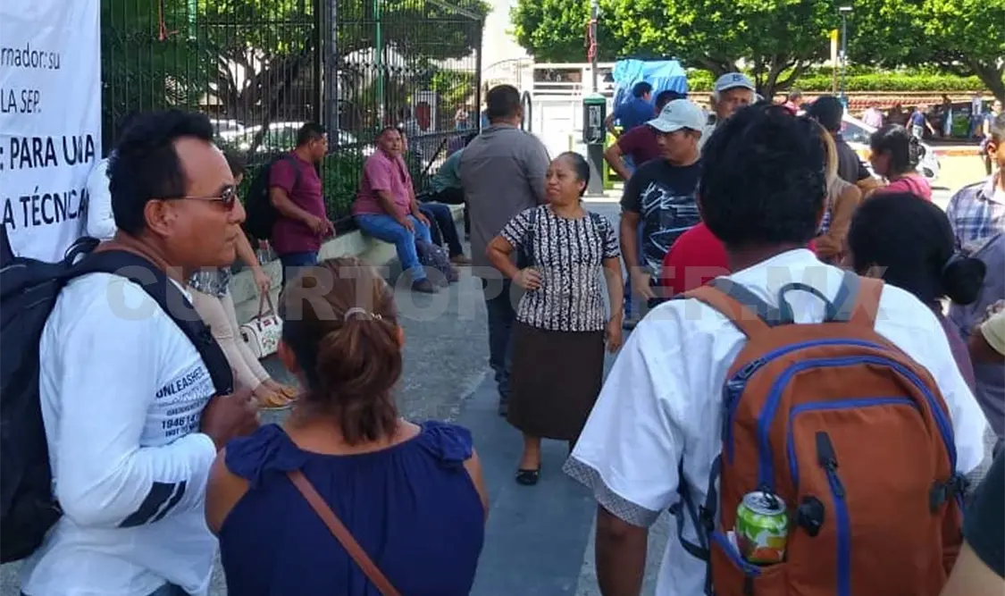 Exigen construcción de escuelas por sobrecupo