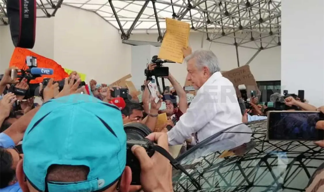 Con manifestaciones reciben a AMLO
