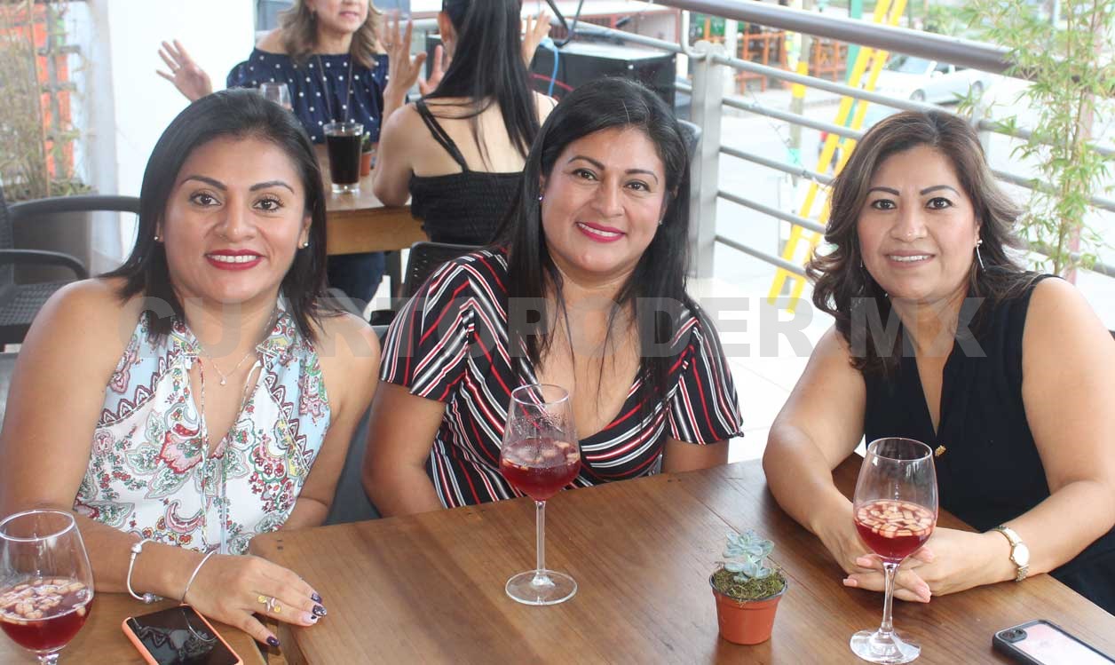 Claudia y Betty celebran sus logros
