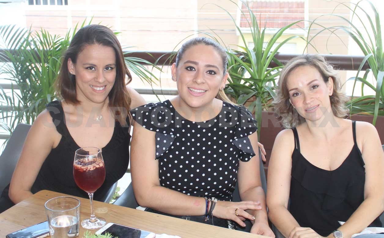 Claudia y Betty celebran sus logros