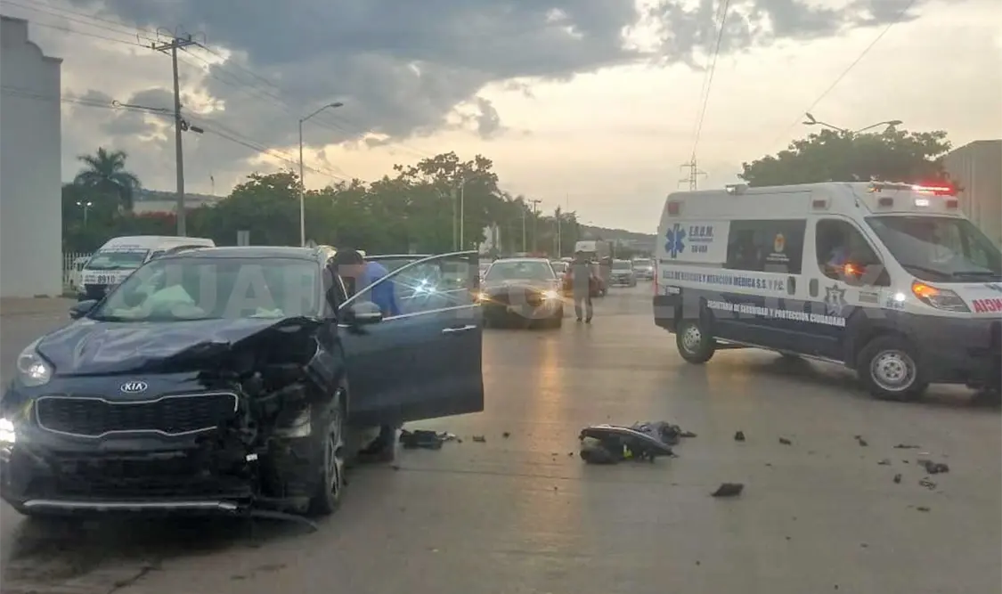 Semaforazo deja a mujer lesionada