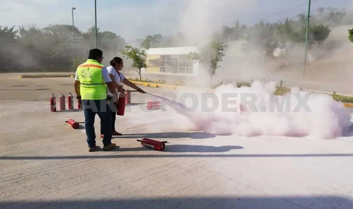 Como parte de los procesos se enseña el funcionamiento del equipo de contingencia con que cuenta el hospital. CP