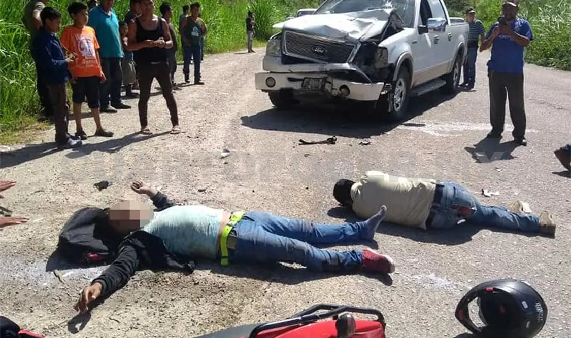 Los tripulantes de la motocicleta quedaron tirados sobre el asfalto en malas condiciones y fueron trasladados minutos después al hospital. CP