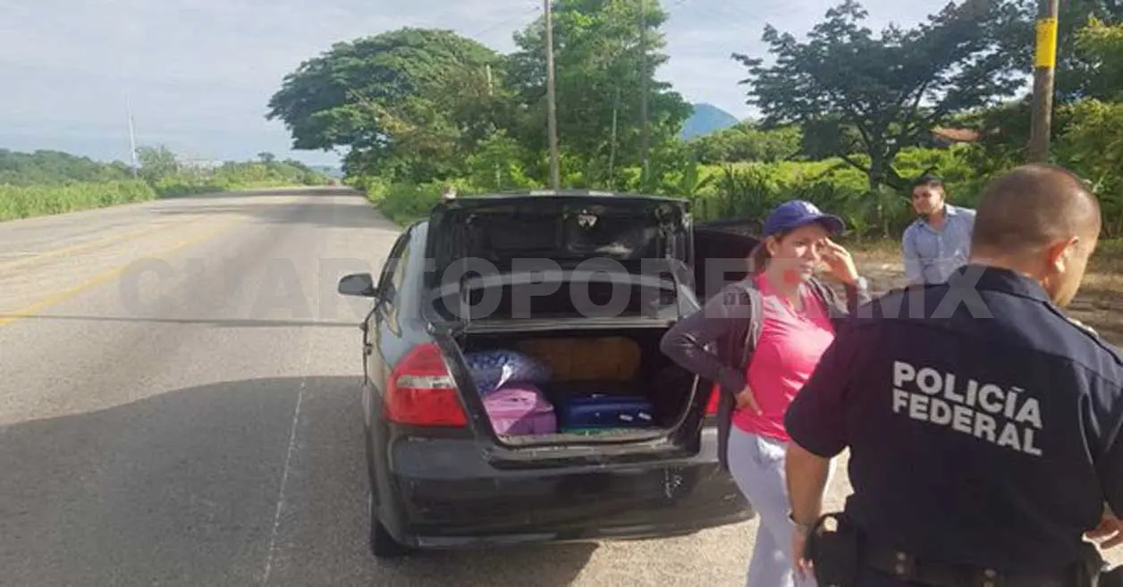 Detienen a excónsul con tres migrantes