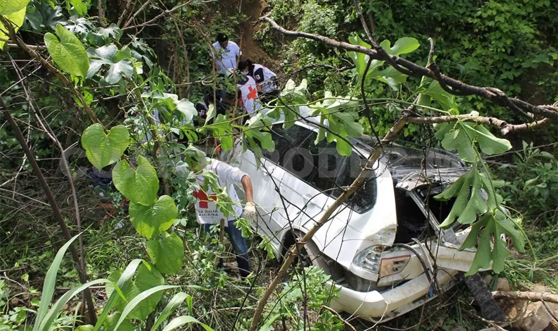 BMW cae a barranco del cerro de Juárez
