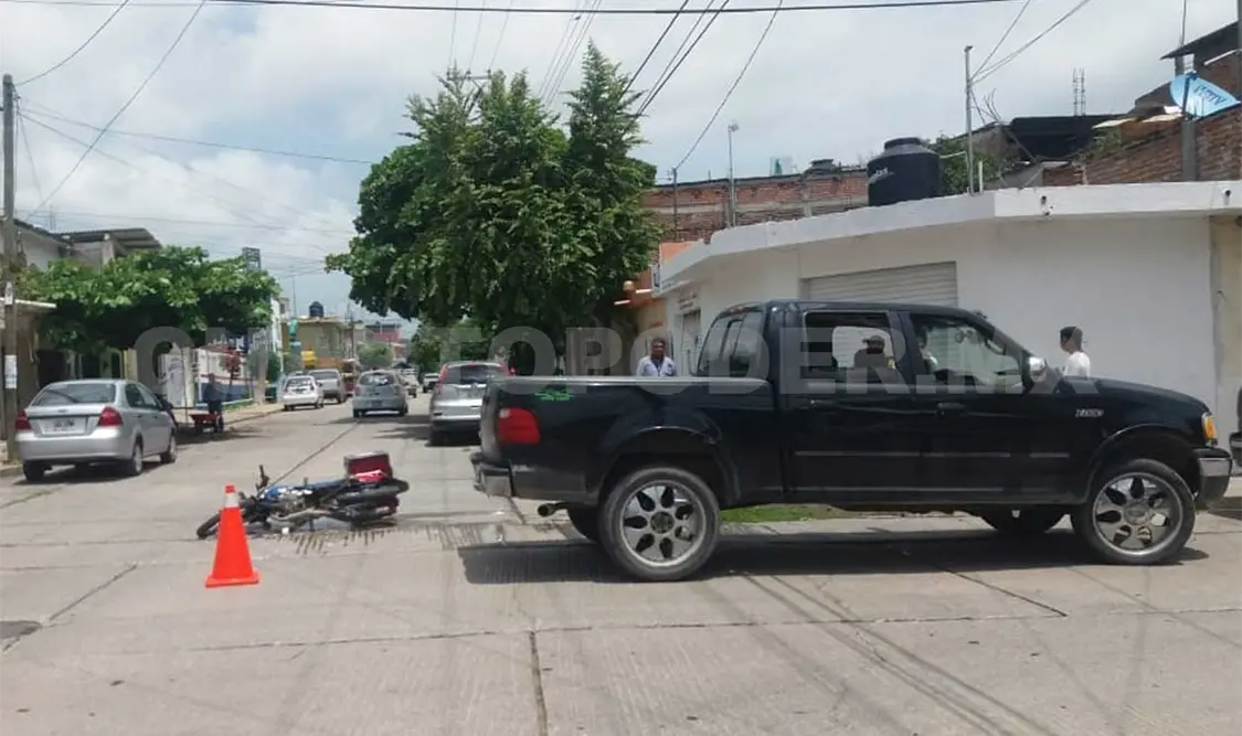 Moto es impactada por lujosa camioneta