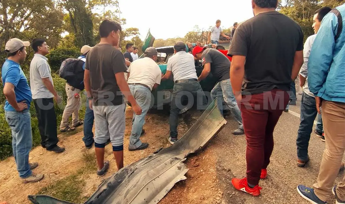 Pobladores rescatan vehículo accidentado