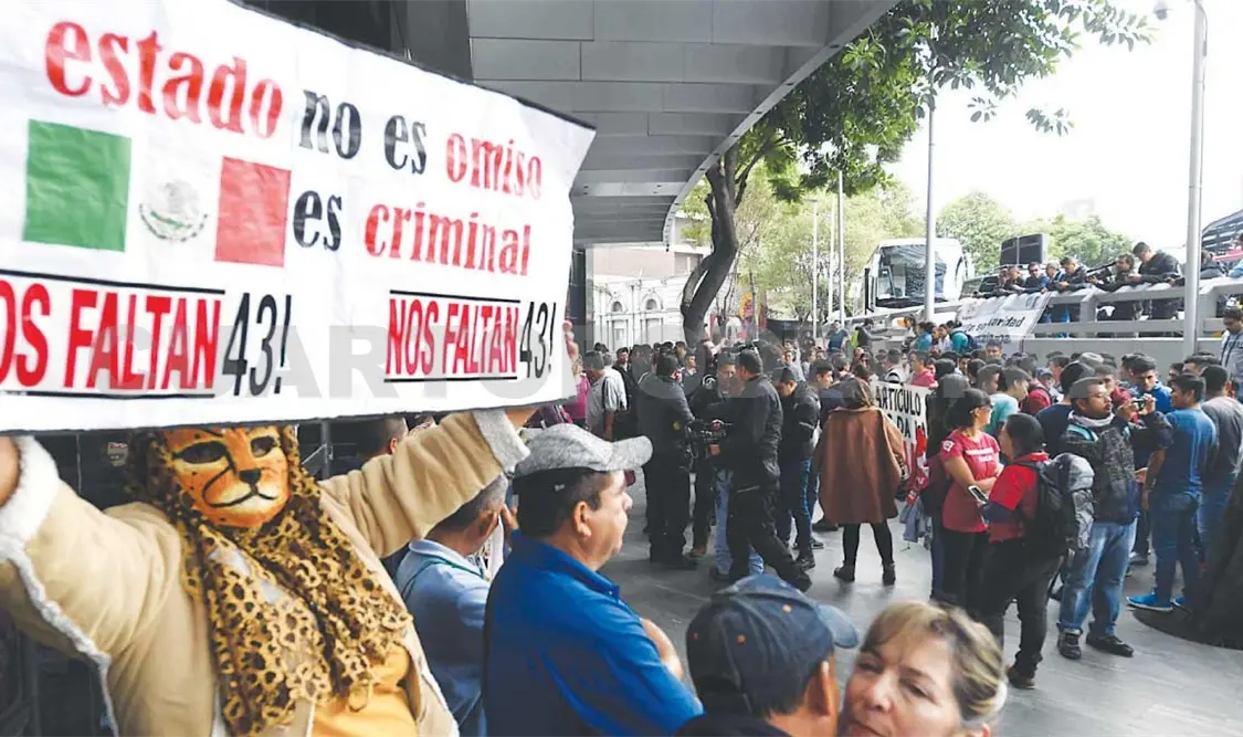 Familiares de 43 exigen nombrar ya el fiscal