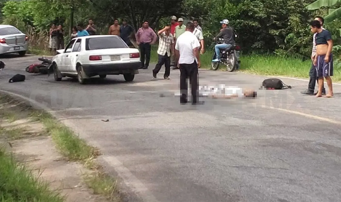 Motociclistas terminan con fractura al chocar en taxi