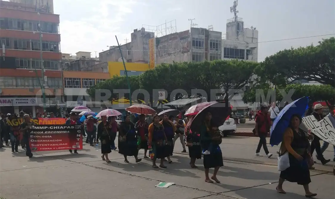 Con marcha, recuerdan a alumnos de Ayotzinapa
