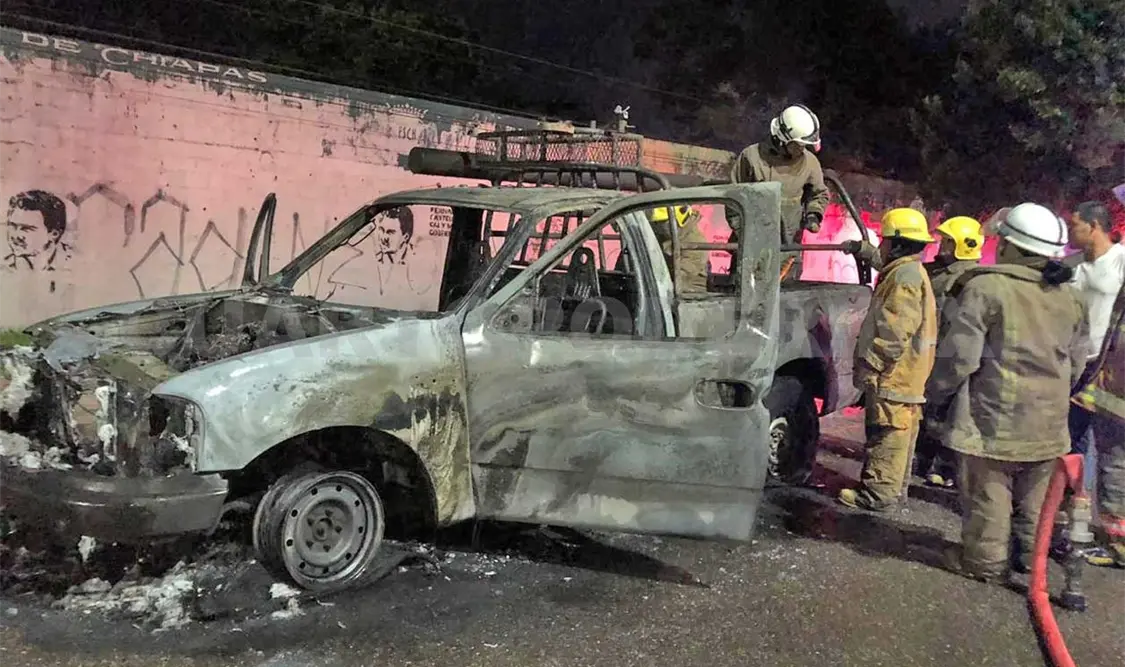 Camioneta termina en cenizas en Pla de Ayala