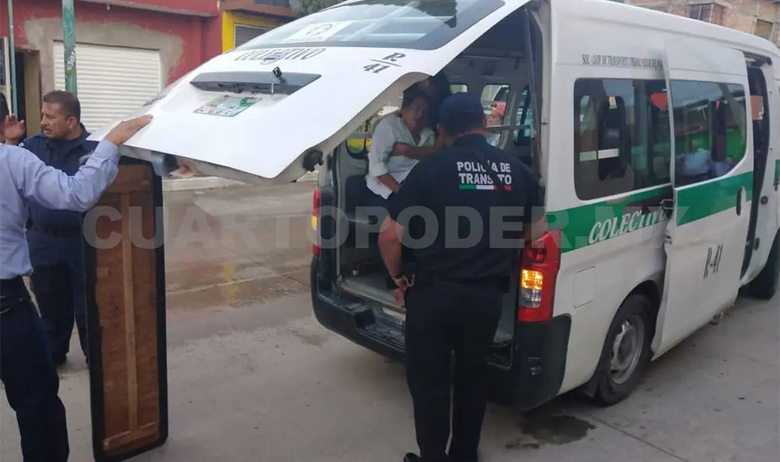 Combi cayó a alcantarilla; cuatro pasajeros heridos