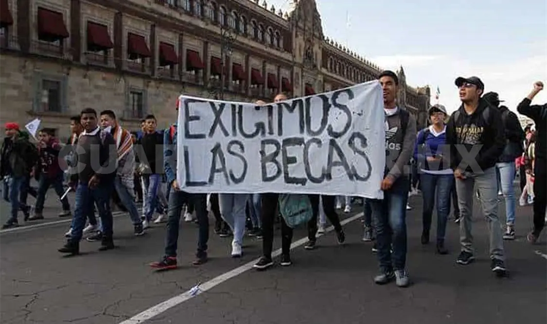 Demandan pago de becas ante la SEP