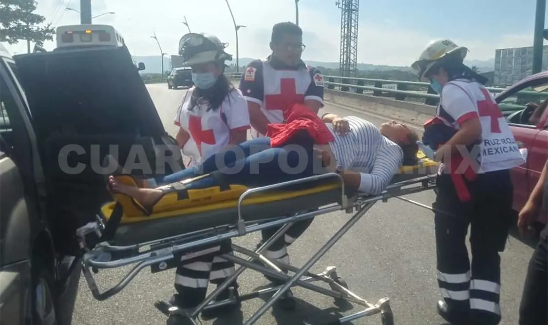 Derrapa motocicleta y pasajera sale herida