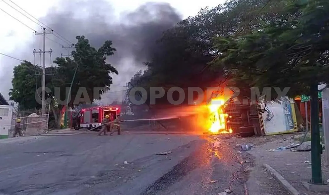 Camión de Electrón causa destrozos y queda en cenizas